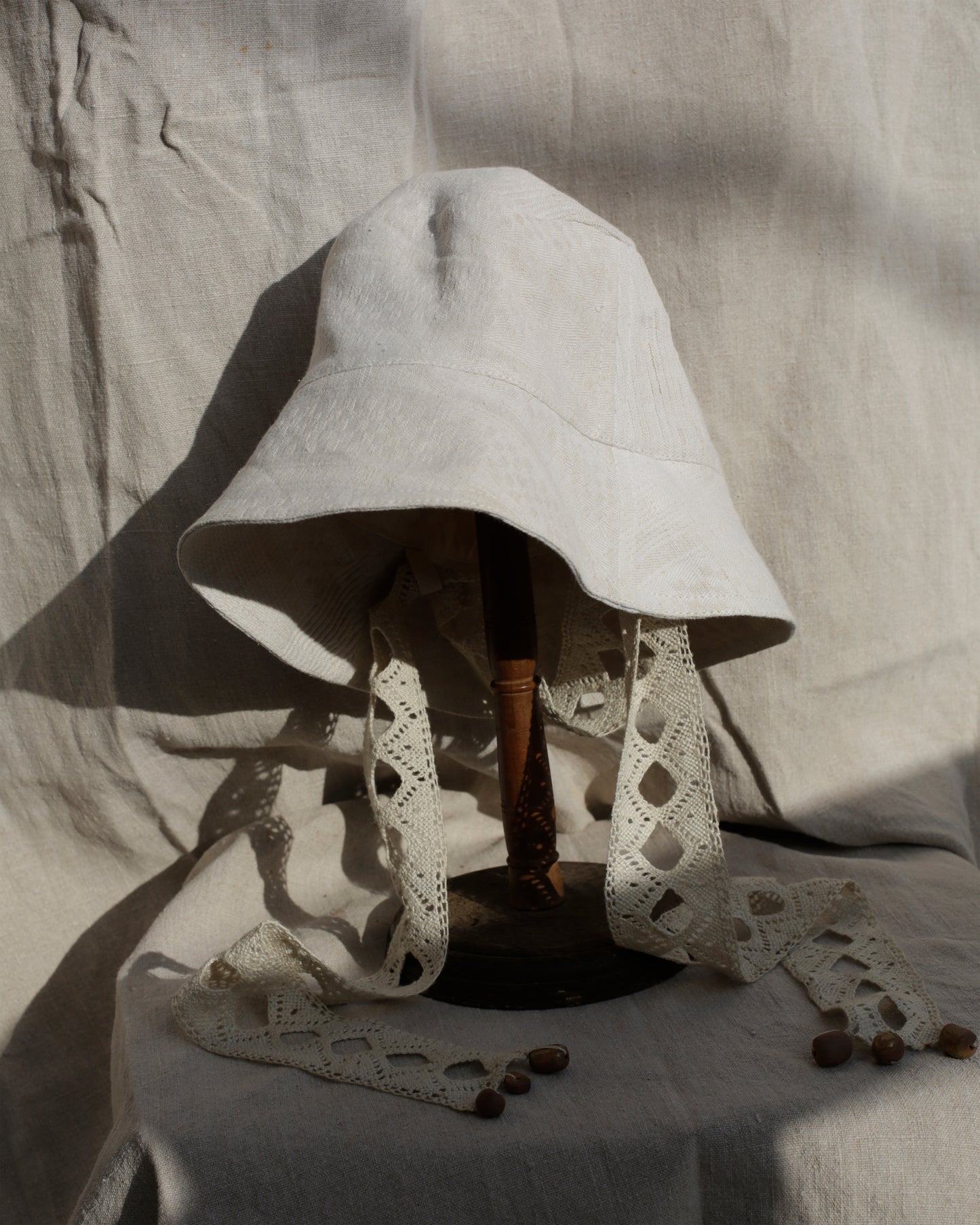 Mistral bob with cotton dentelle tie