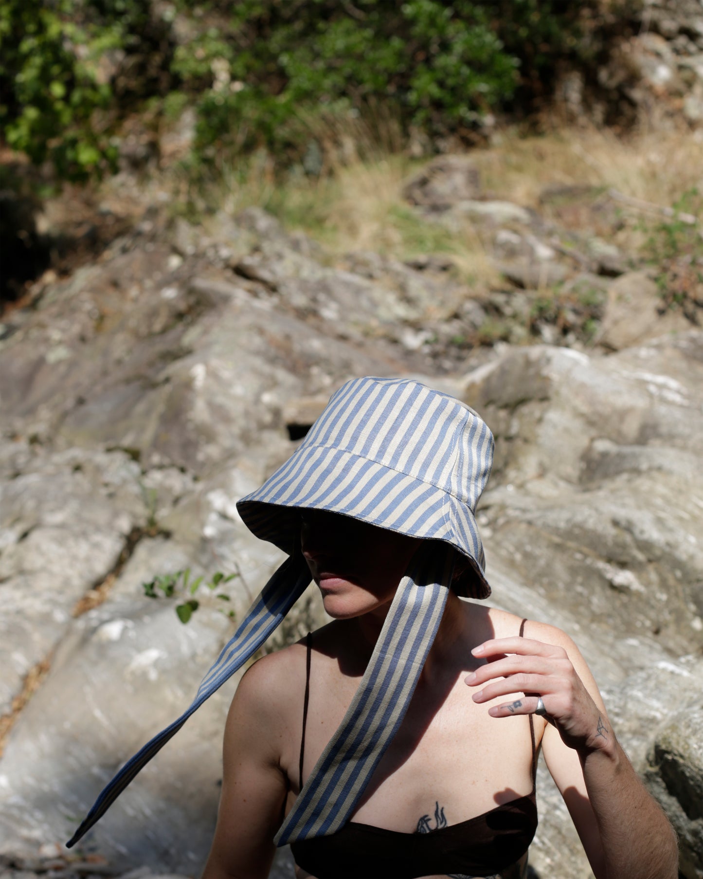 Mistral bob with tie