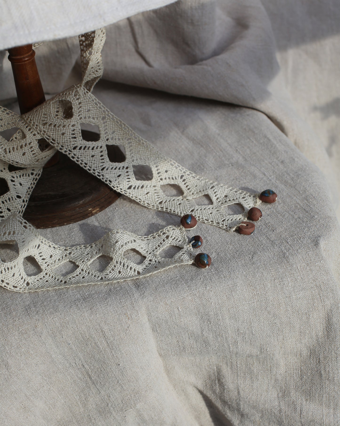 Mistral bob with cotton dentelle tie