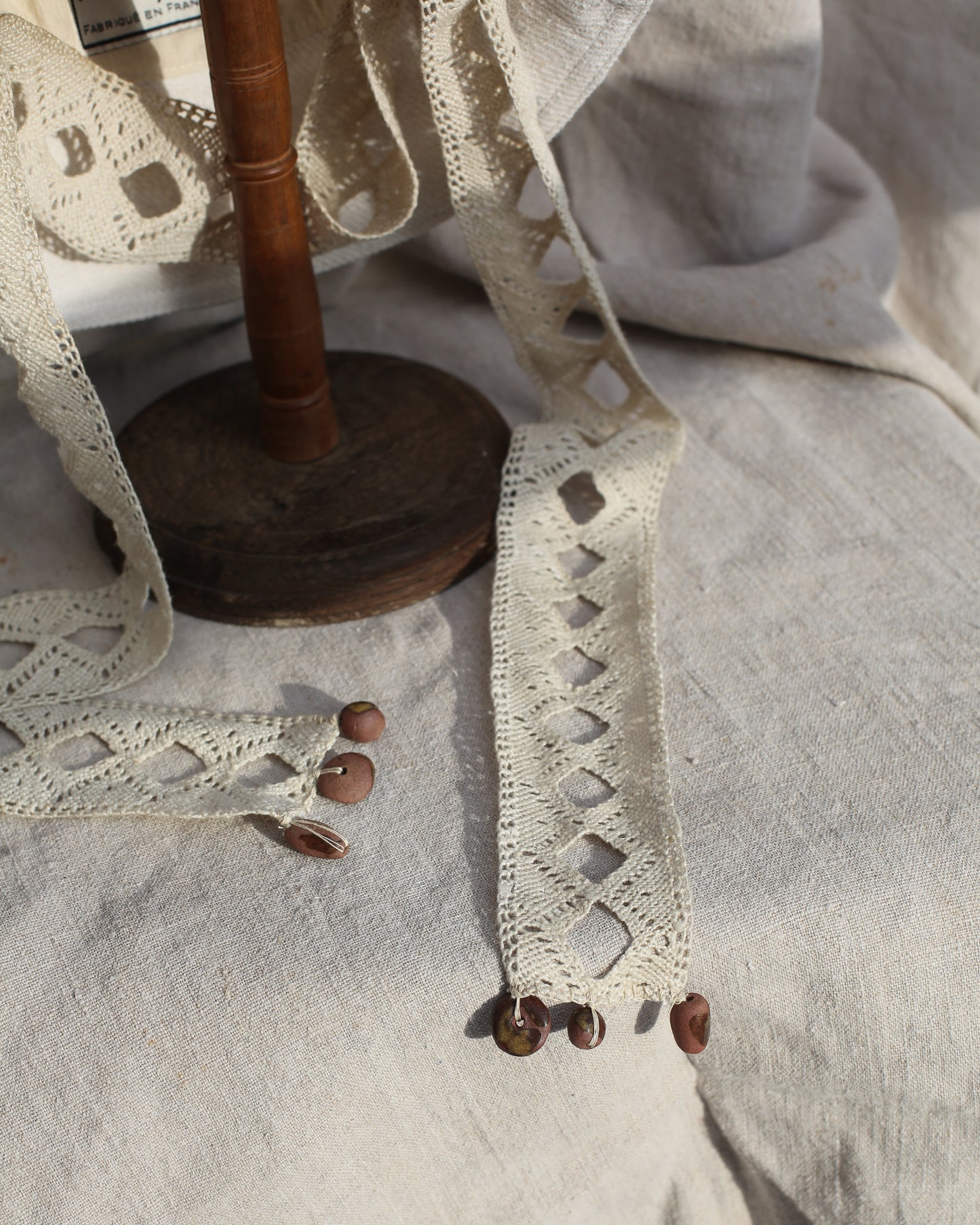 Mistral bob with cotton dentelle tie