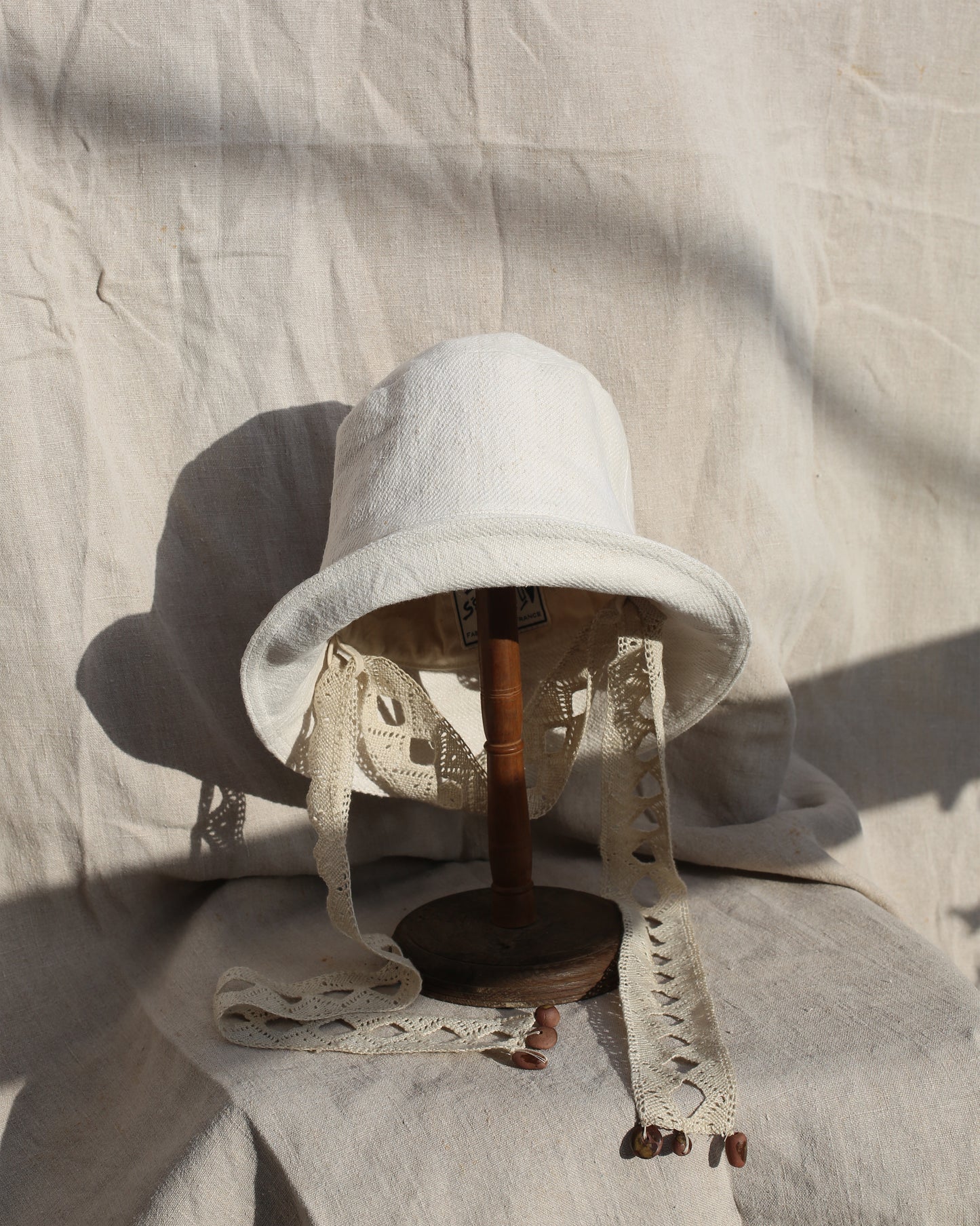 Mistral bob with cotton dentelle tie