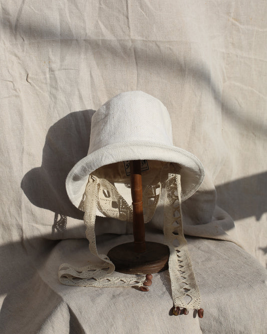 Mistral bob with cotton dentelle tie