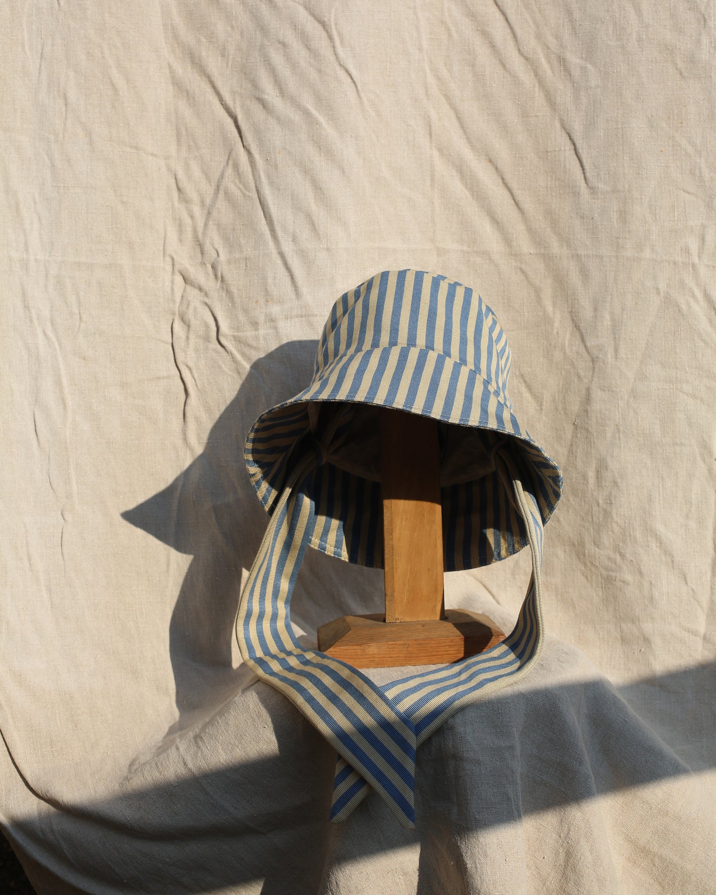 Mistral bob with tie