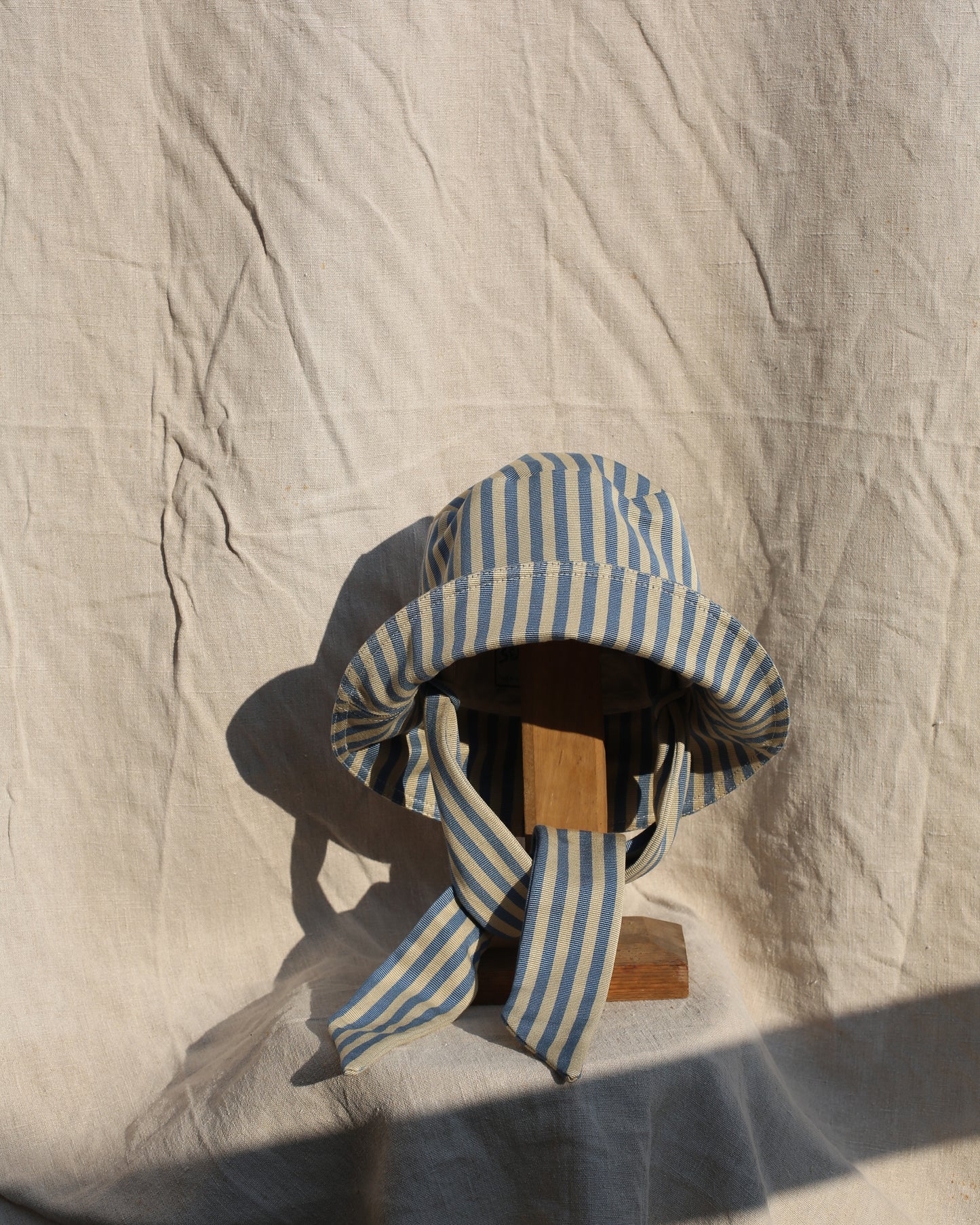 Mistral bob with tie