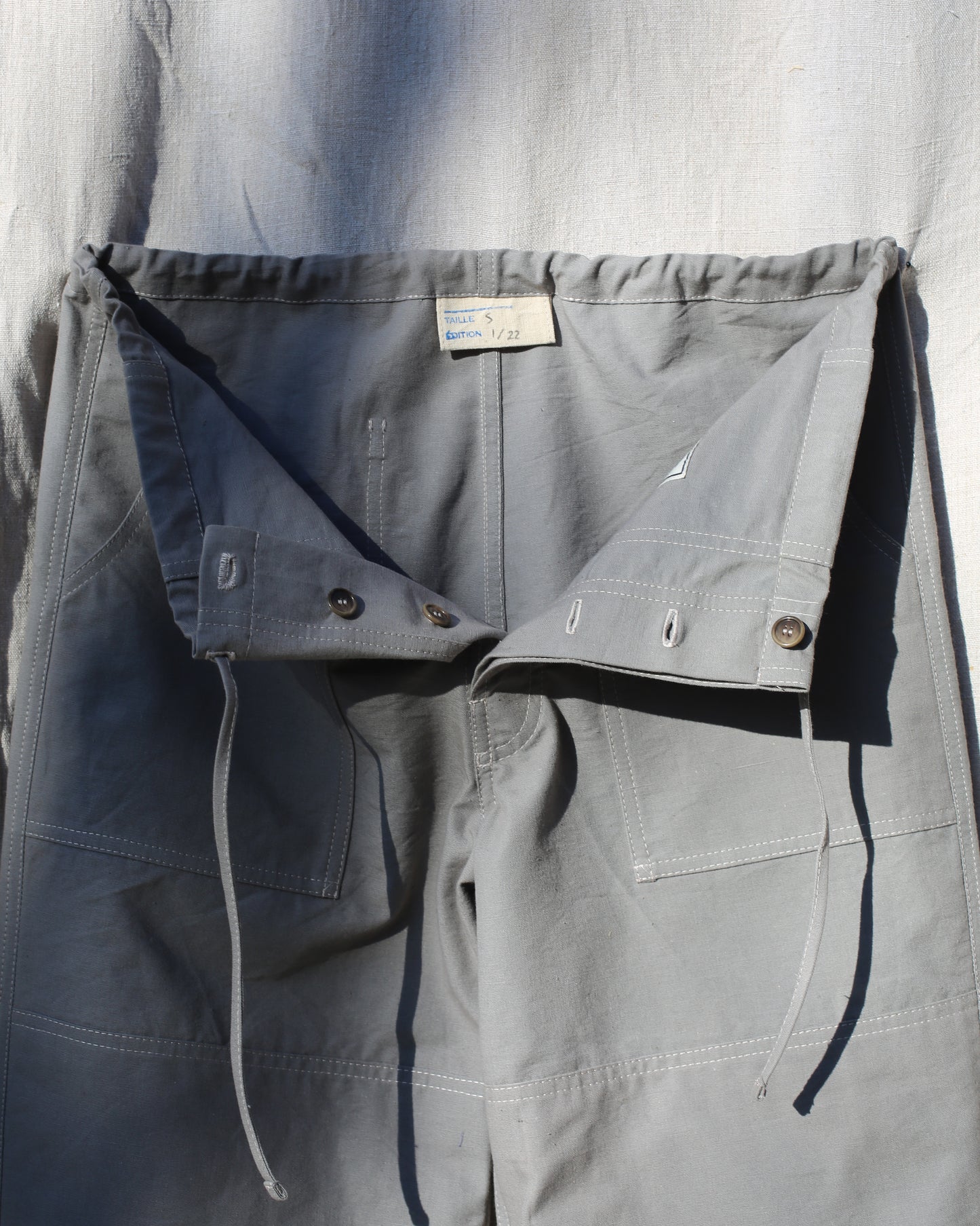 Stable trouser schiste